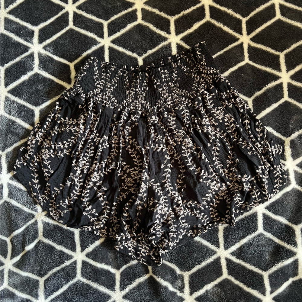 FASHION NOVA FLOWY SHORTS SIZE MEDIUM